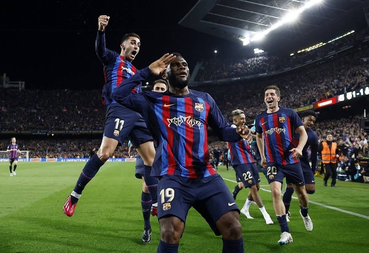 ستاره بارسلونا با هواداران این تیم خداحافظی کرد | زنده‌باد بارسا + عکس
