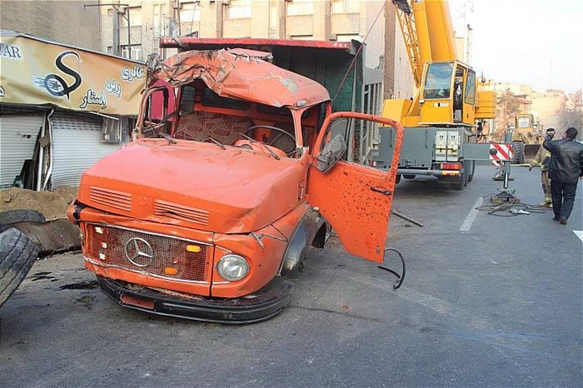 ببینید | برخورد شدید کامیون با یک مغازه در شیراز / راننده فرار کرد